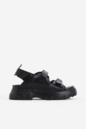 HM  Fated Love Schwarze Klobige Sandalen
