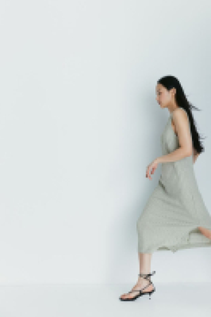 HM  Geripptes Strickkleid