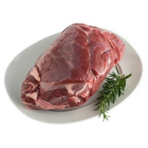 Frischer Hirschbraten mit Speckbohnen und Bratkartoffeln