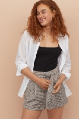  Shorts mit Bindegürtel 11.99 €