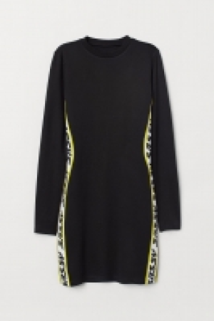  Figurbetontes Kleid 9.99 €