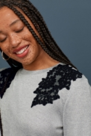  Pullover mit Spitzenverzierung 7.99 €