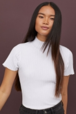  Geripptes Rollkragenshirt 10.99 €