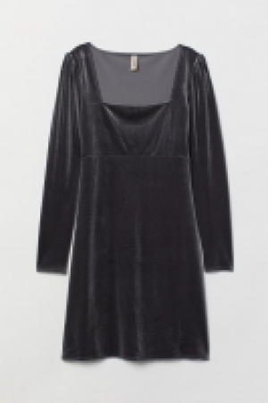  Kurzes Samtkleid 9.99 €