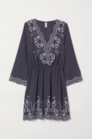 HM   Kleid mit Stickereien