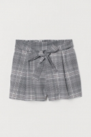 HM   Shorts mit Bindegürtel