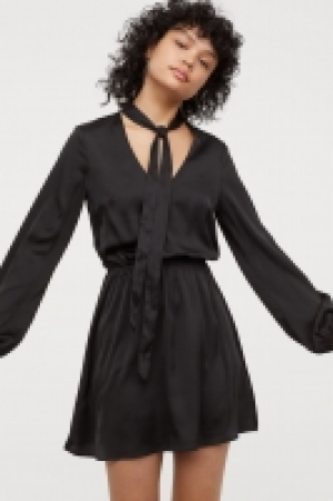  Kleid mit Bindebändern 12.99 €