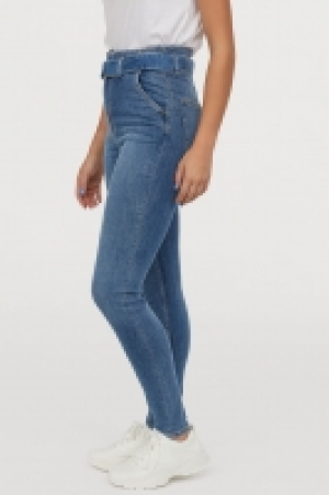  Jeans mit Gürtel 14.99 €