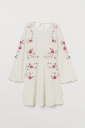  Besticktes Kleid 25.99 €
