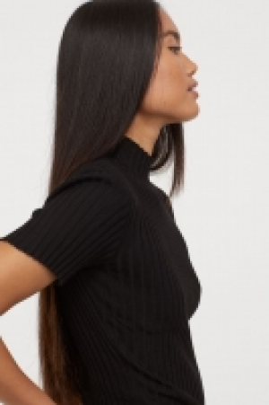  Geripptes Rollkragenshirt 7.99 €