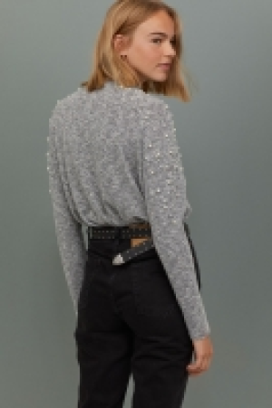 HM   Pullover mit Perlenstickereien