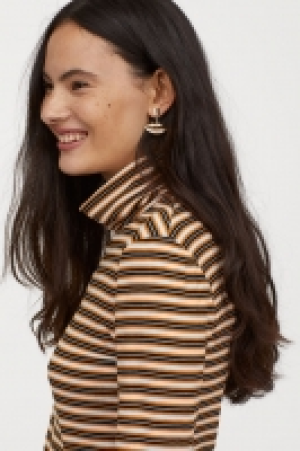 HM   Geripptes Rollkragenshirt