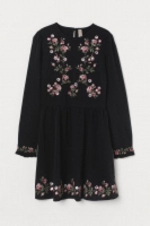 Kleid mit Stickereien 23.99 €
