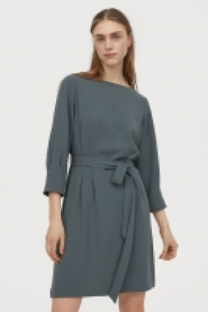 Kleid mit U-Boot-Ausschnitt 19.99 €