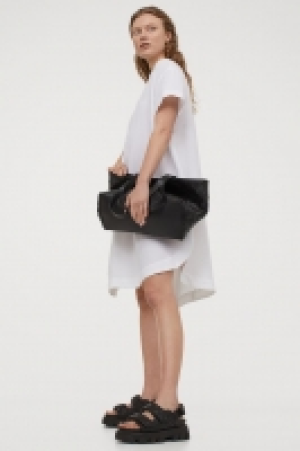 Kleid mit V-Ausschnitt 11.99 €