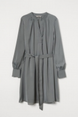 Kleid mit Bindegürtel 19.99 €